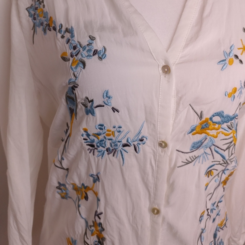 Anthro Tiny Button Down Embroidered Top Size M - image 3